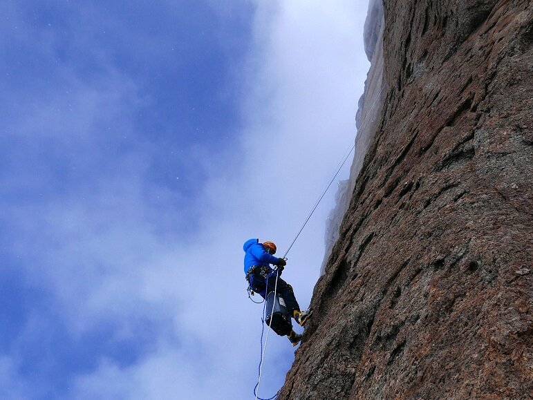 I november-desember 2017 var jeg så heldig å få anledning til å besøke det antarktiske kontinentet igjen. Denne gangen sammen med mine tre gode kamerater Ole Ivar Lied, Ivar Tollefsen og Trond Hilde. Hovedklatremålet vårt var den over tusen meter høye østveggen på Gessnertind (3020 moh). 